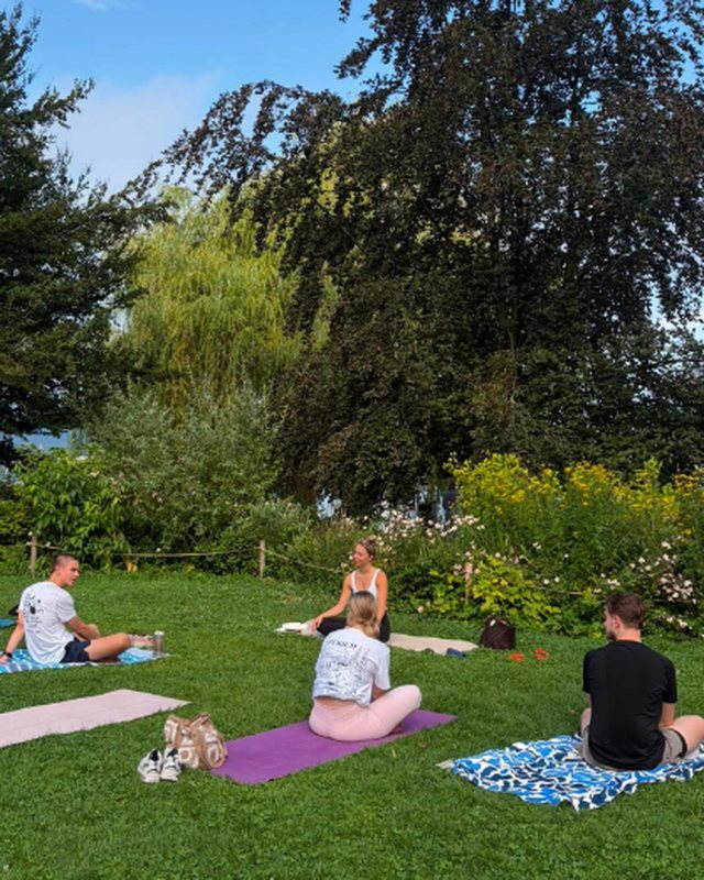 Yoga im Park mit Freunden